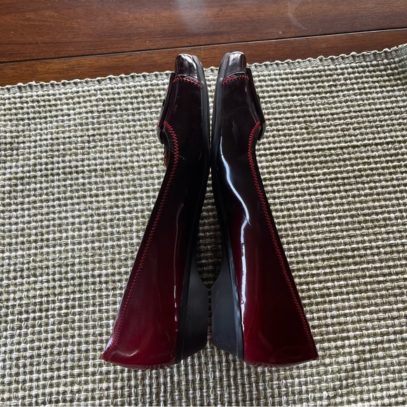 Liz Claiborne flats shoes, red to dark red ombre, size 8.5, good condition. - Picture 2 of 3